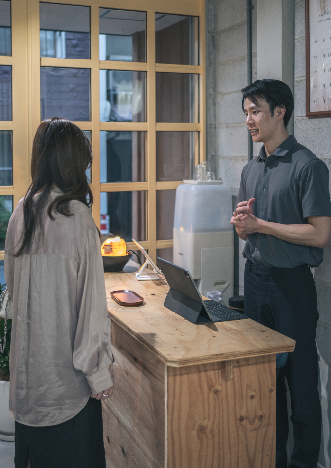 京都のヘッドスパ専門店 「えがおのまんま」祇園四条店でのお出迎え写真