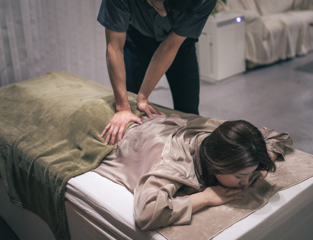 京都のヘッドスパ専門店「えがおのまんま」のマッサージ施術写真